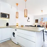 Stunning Modern Just Steps From El Duque Apartament *