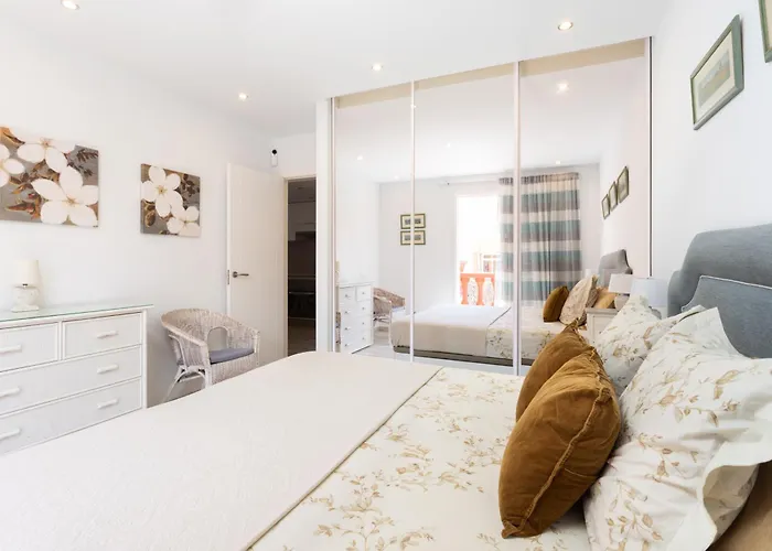 Two Modern And Bright Near El Duque 아데제