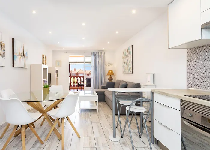 Two Modern And Bright Near El Duque * 아데제