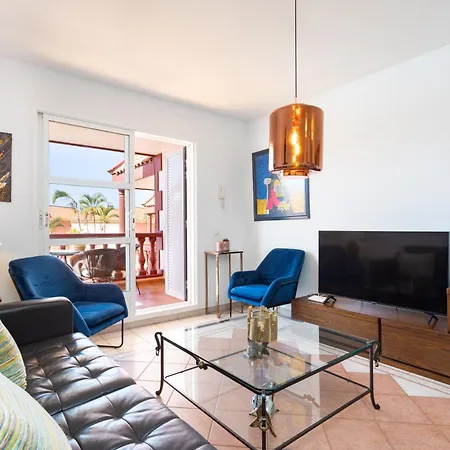 Stunning Modern Just Steps From El Duque Apartamento